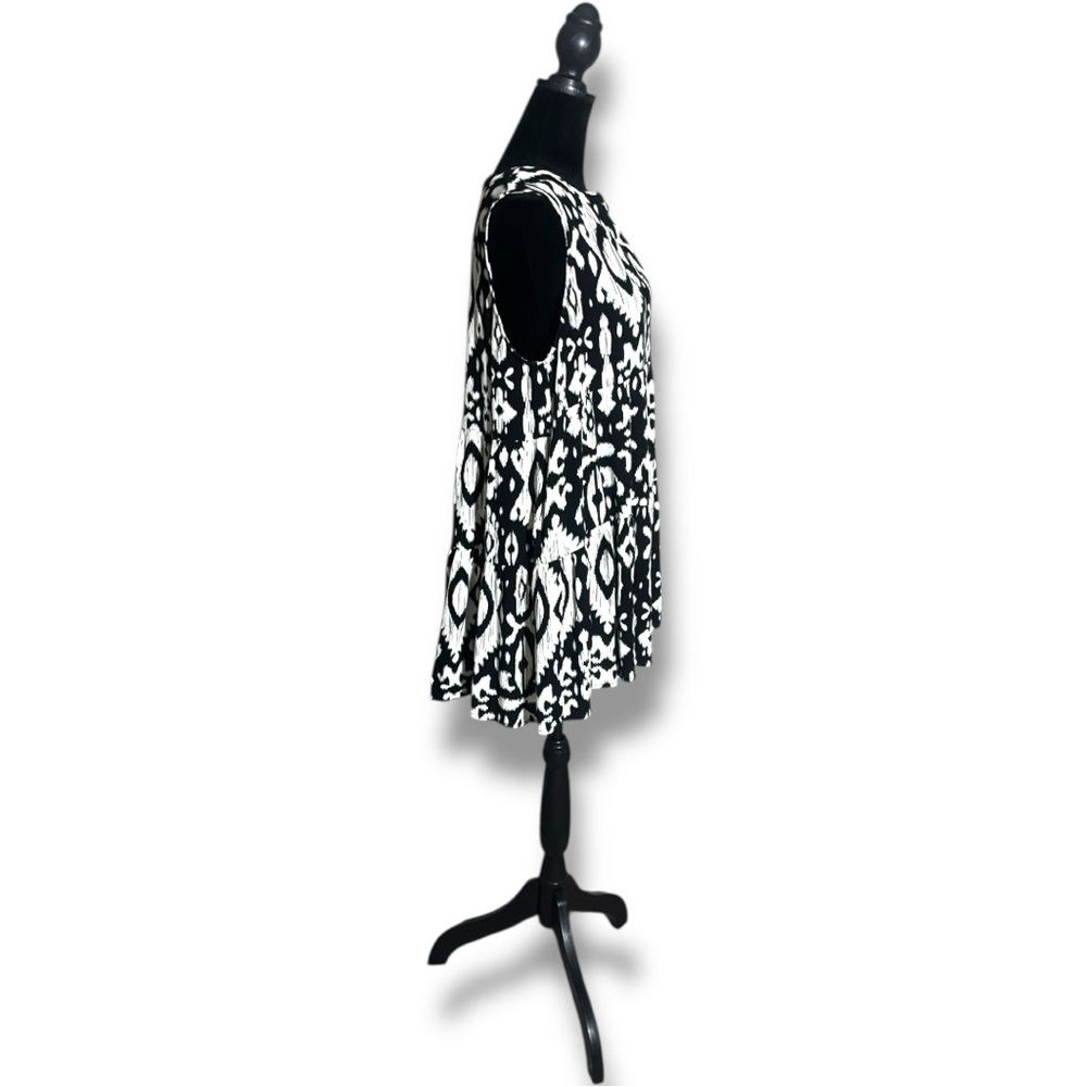 Steve Madden Black and White Aztec Patterned Sleeveless Tiered V-neck Tunic top - Picture 3 of 16